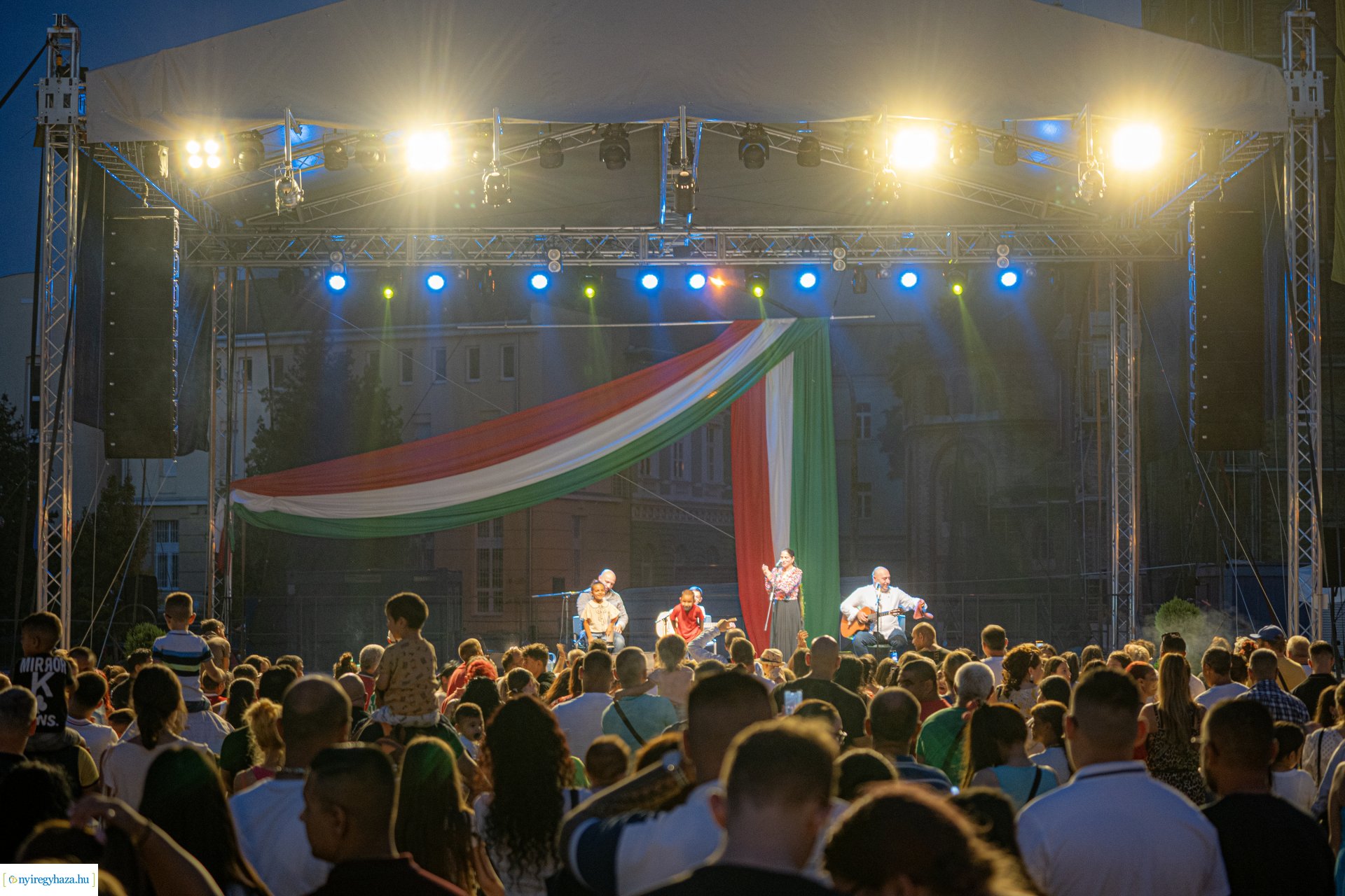 Lakatos Mónika FolkTrió a Kossuth téren