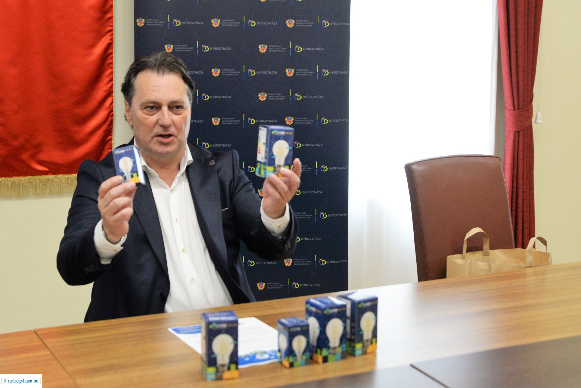 Lakossági ingyenes LED-csereprogram - sajtótájékoztató