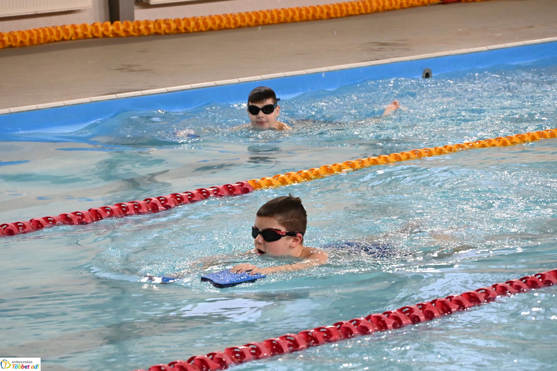 Lakossági úszás az Aranyban