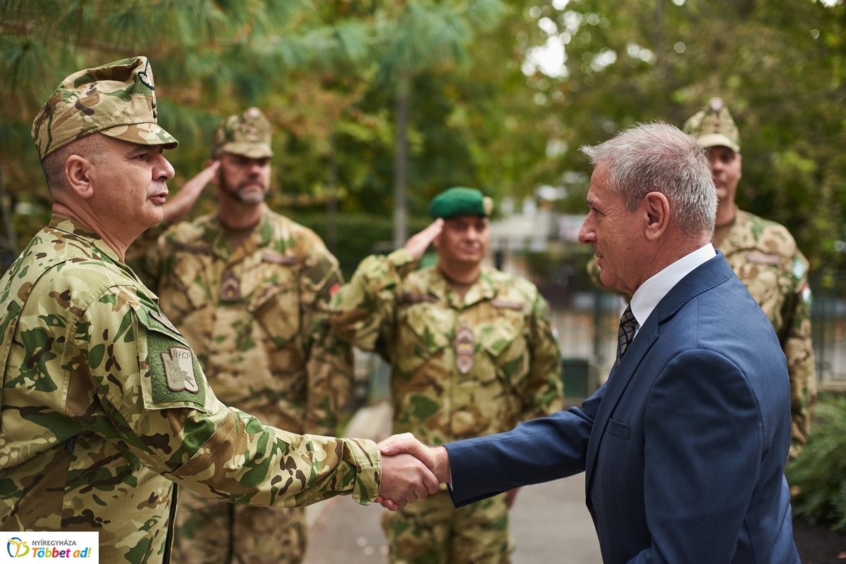 Laktanya átadó Nyíregyházán