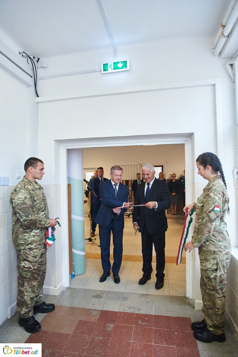 Laktanya átadó Nyíregyházán