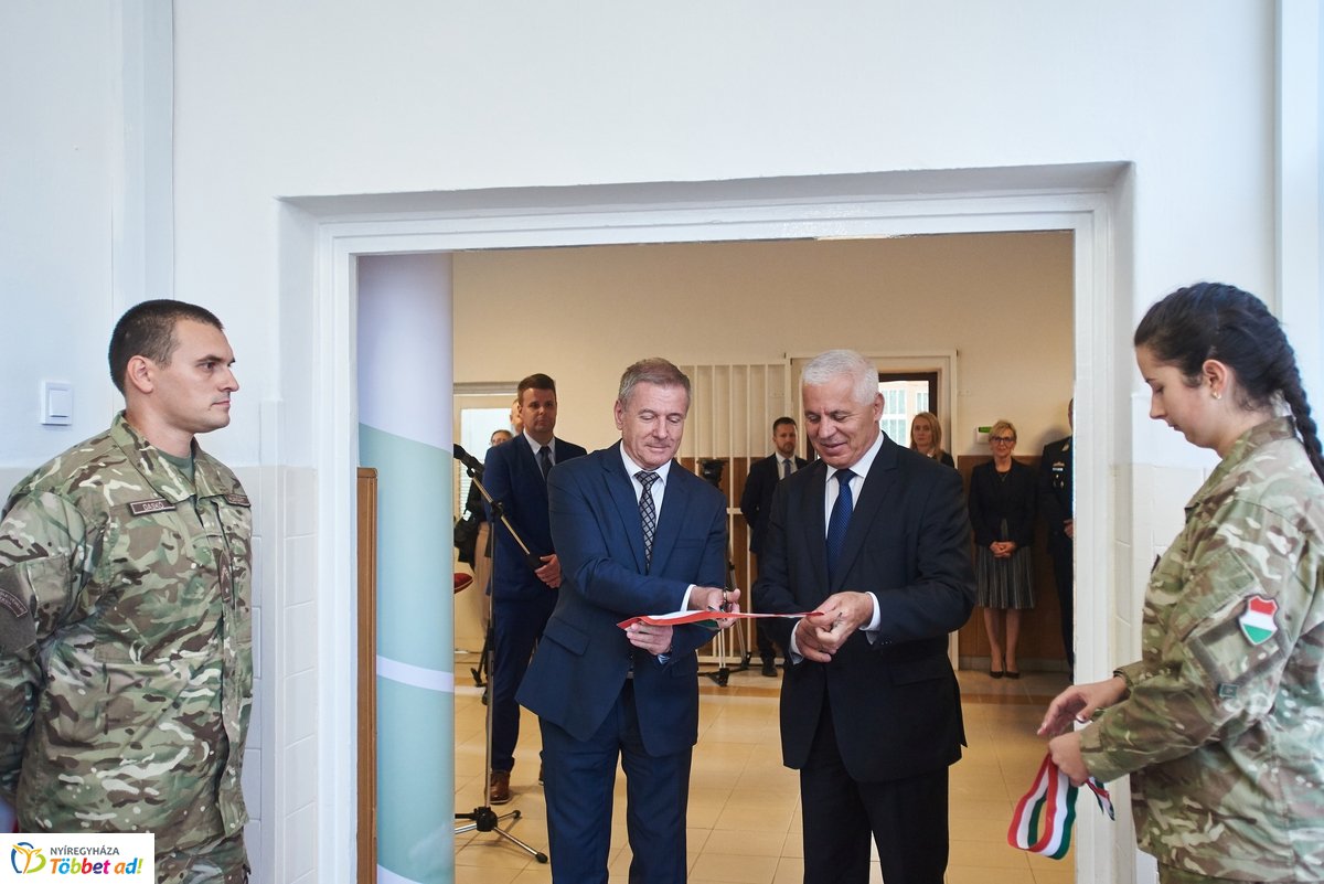 Laktanya átadó Nyíregyházán