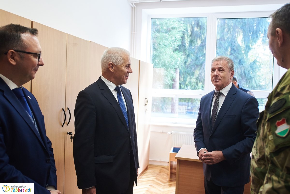 Laktanya átadó Nyíregyházán