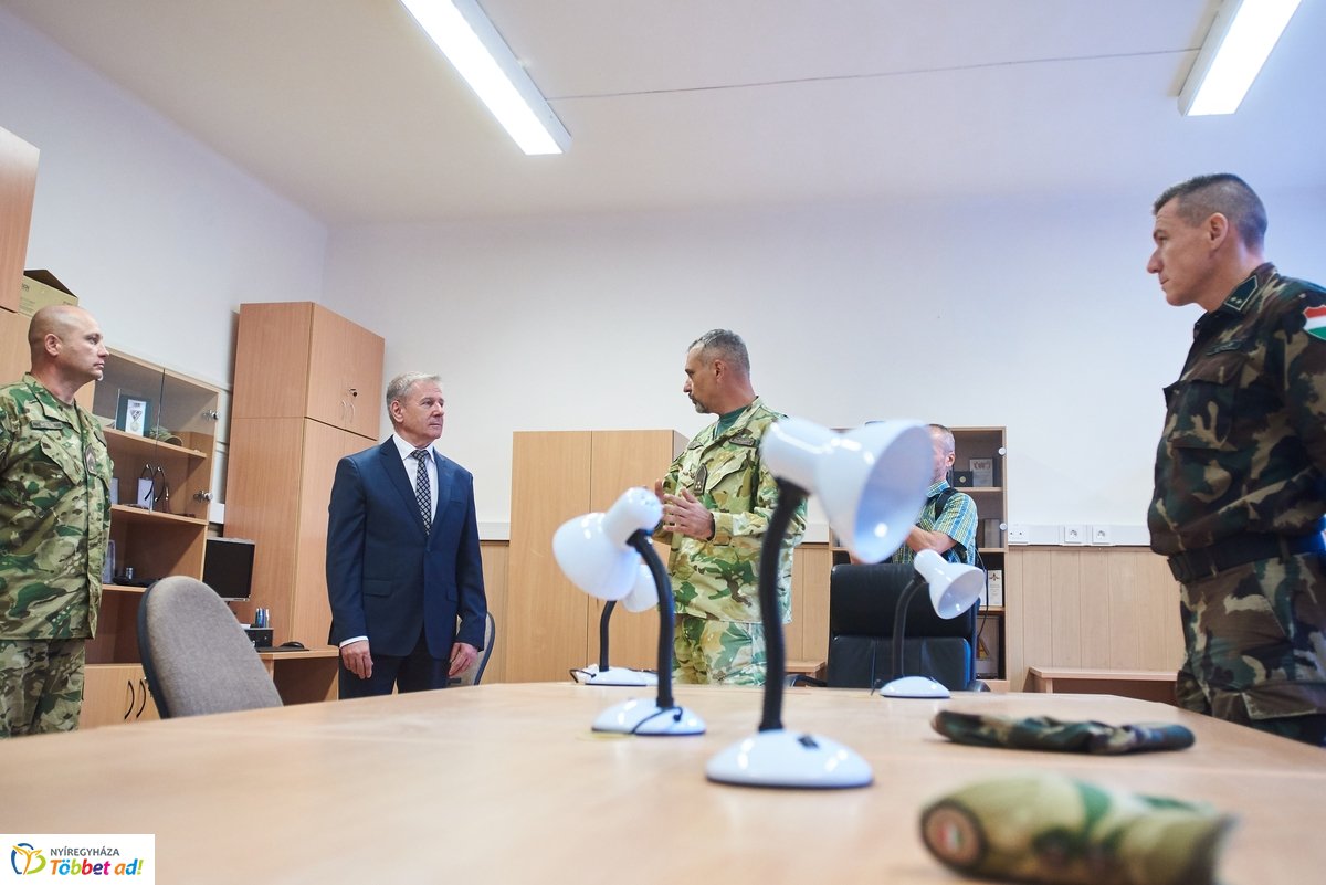 Laktanya átadó Nyíregyházán