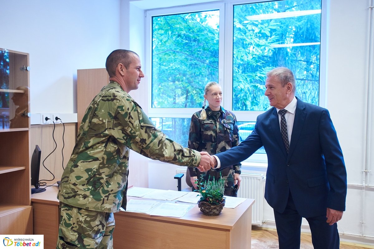 Laktanya átadó Nyíregyházán