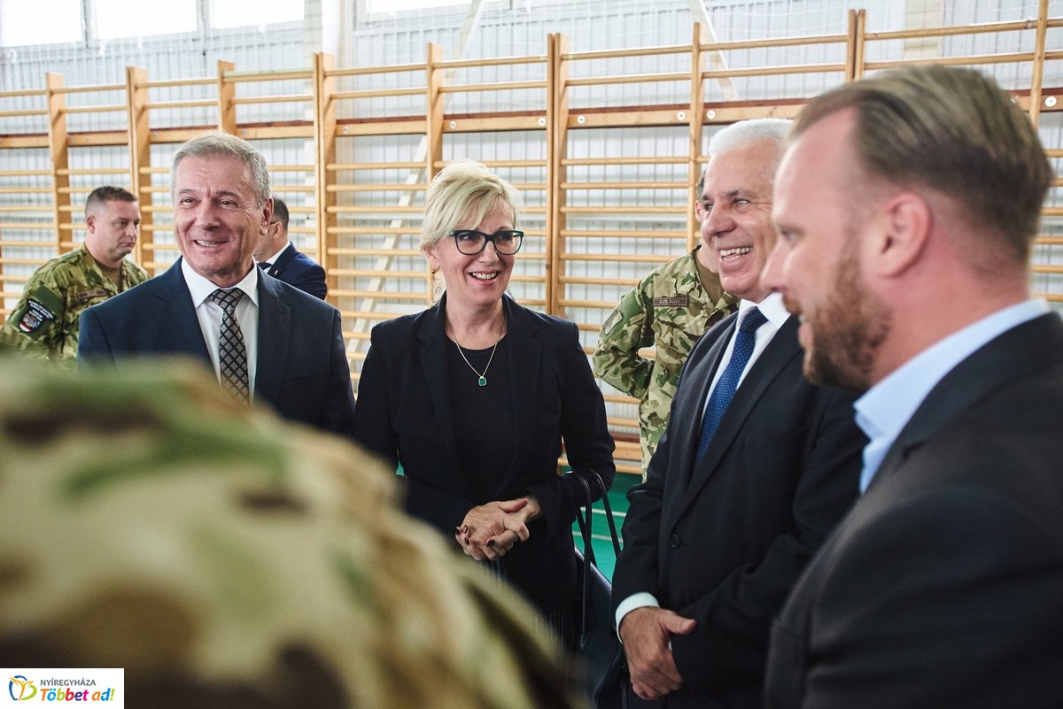 Laktanya átadó Nyíregyházán