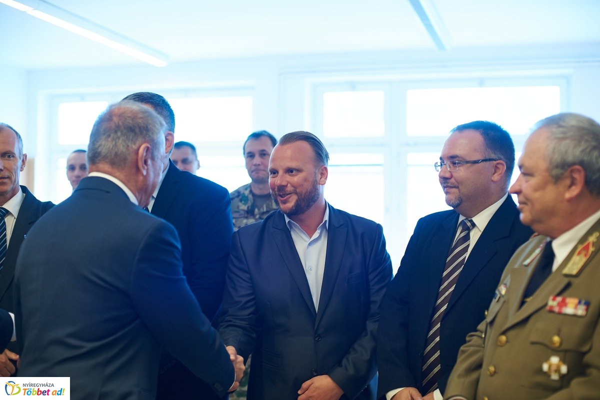 Laktanya átadó Nyíregyházán