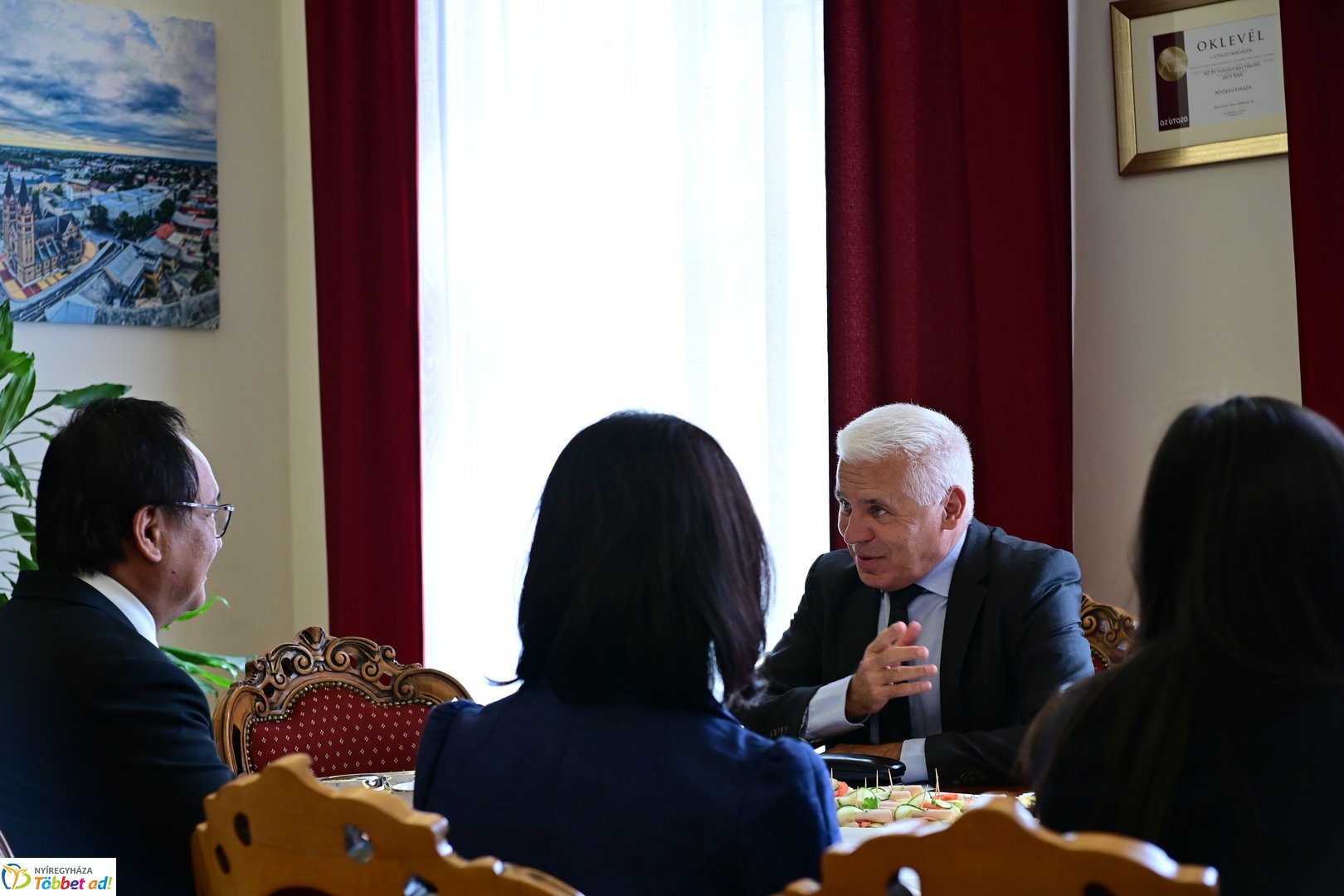 Laoszi nagykövet a Városházán 2025 júliusában