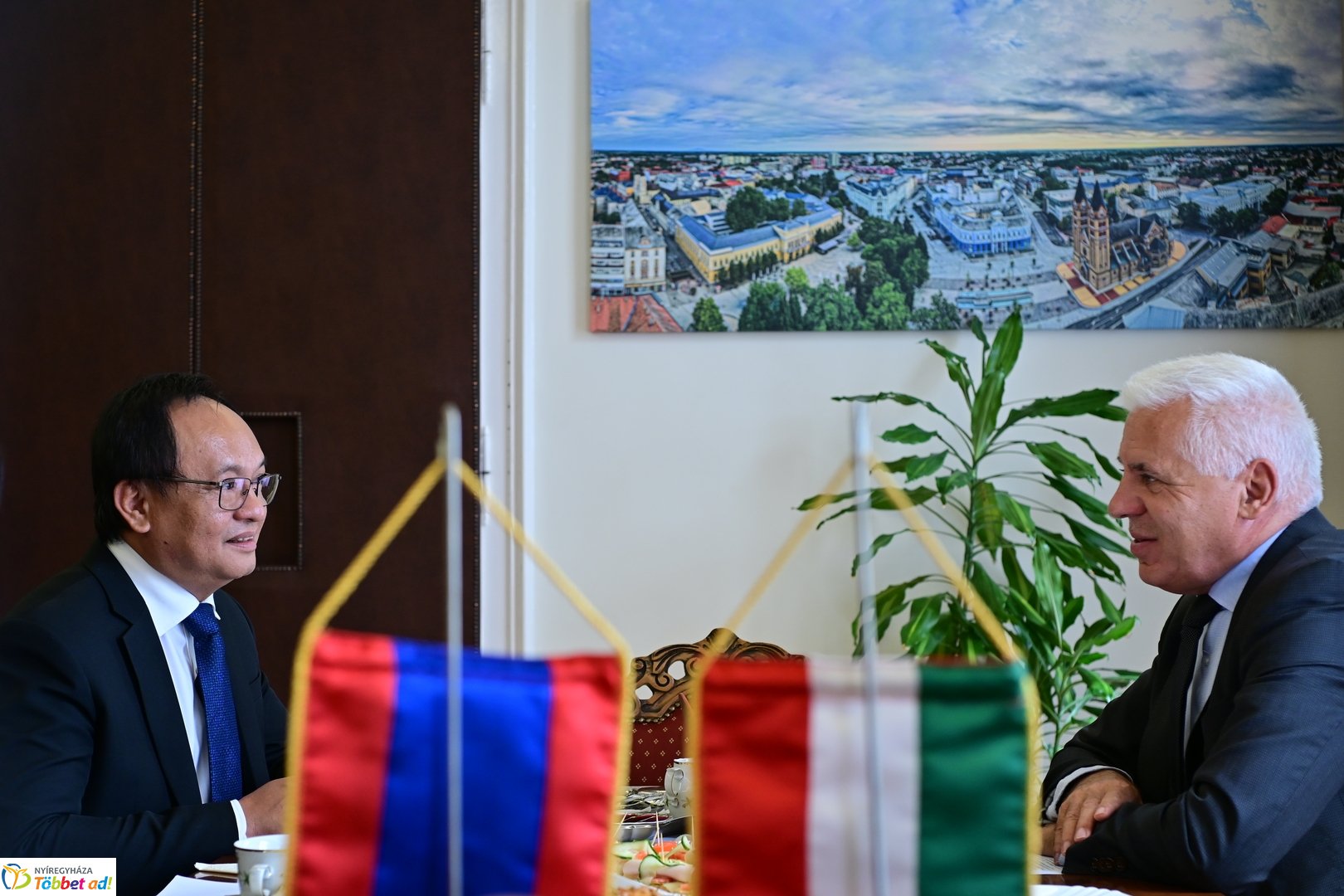 Laoszi nagykövet a Városházán 2025 júliusában