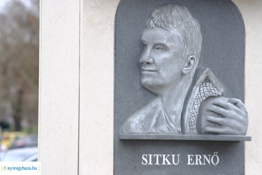 Lapidaris kő a Sitku Ernő emkékművön