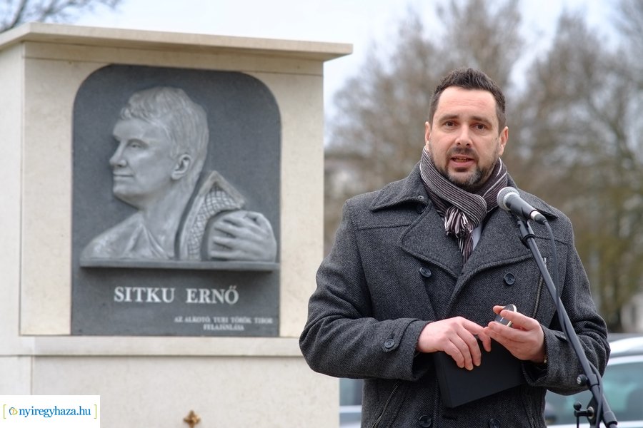 Lapidaris kő a Sitku Ernő emkékművön