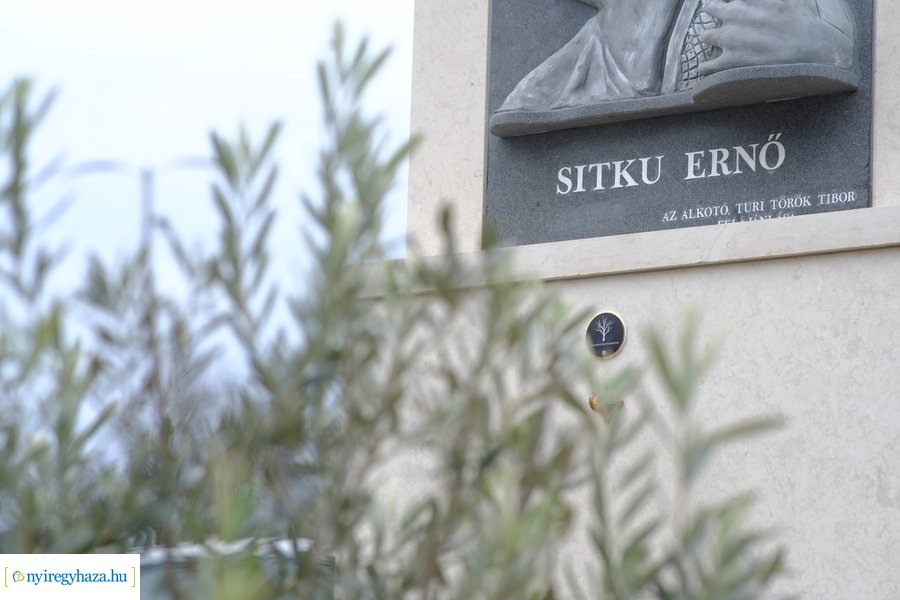 Lapidaris kő a Sitku Ernő emkékművön
