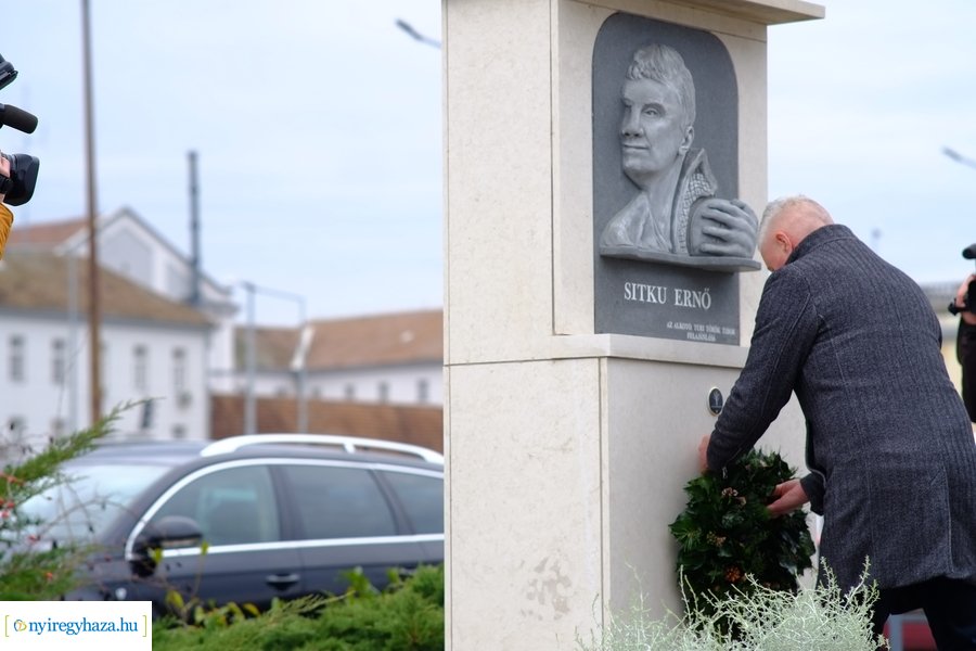 Lapidaris kő a Sitku Ernő emkékművön