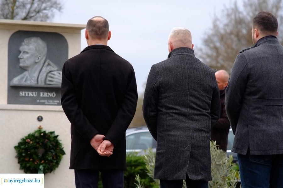 Lapidaris kő a Sitku Ernő emkékművön