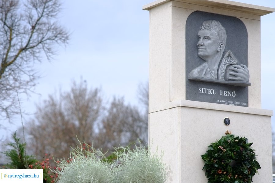 Lapidaris kő a Sitku Ernő emkékművön