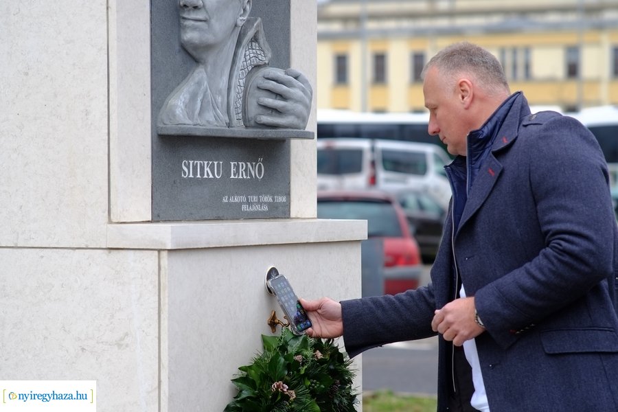 Lapidaris kő a Sitku Ernő emkékművön