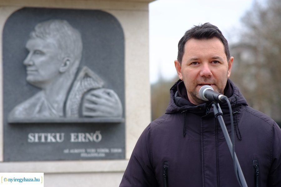 Lapidaris kő a Sitku Ernő emkékművön