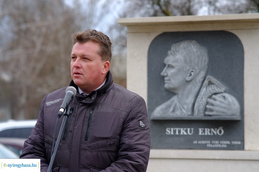 Lapidaris kő a Sitku Ernő emkékművön