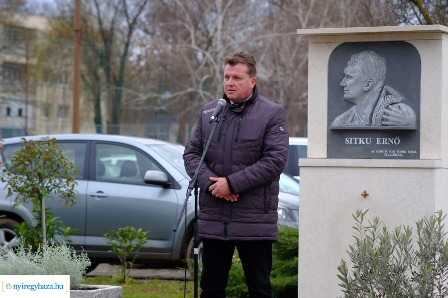 Lapidaris kő a Sitku Ernő emkékművön