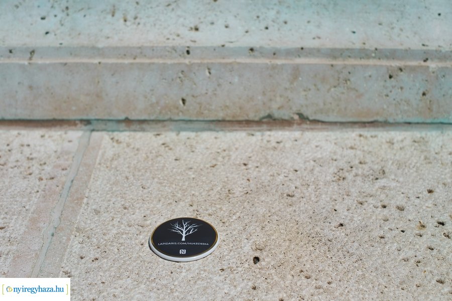 Lapidaris NFC plakettek a belvárosban