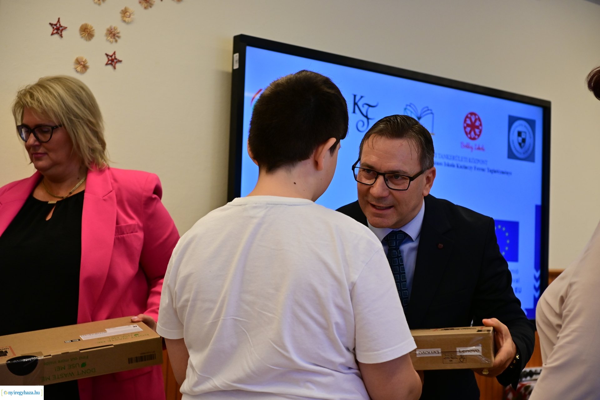 Laptop átadó a Kazinczy iskolában 2024