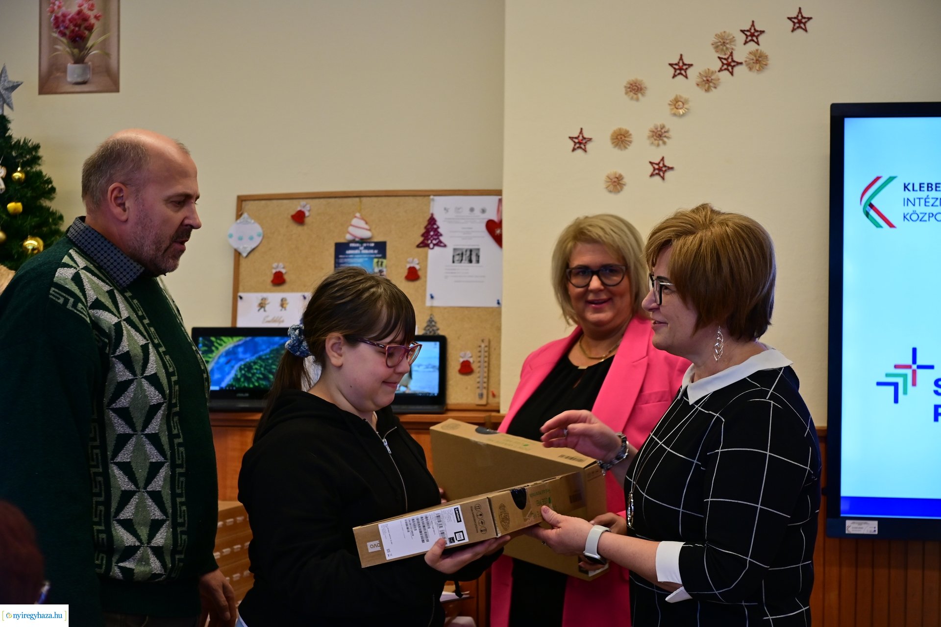 Laptop átadó a Kazinczy iskolában 2024