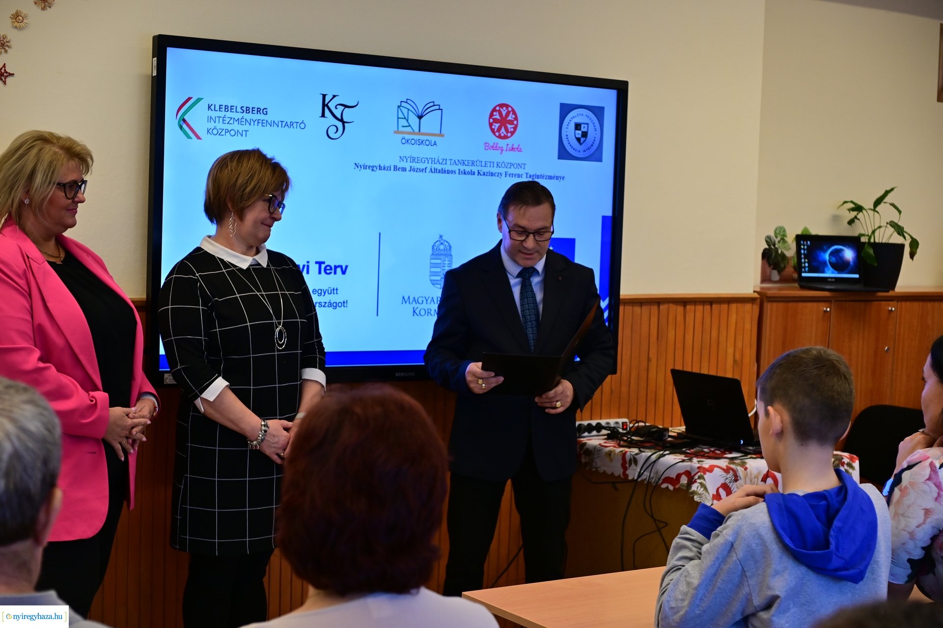 Laptop átadó a Kazinczy iskolában 2024