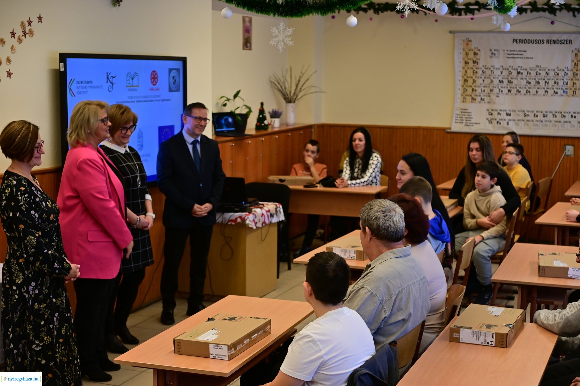 Laptop átadó a Kazinczy iskolában 2024