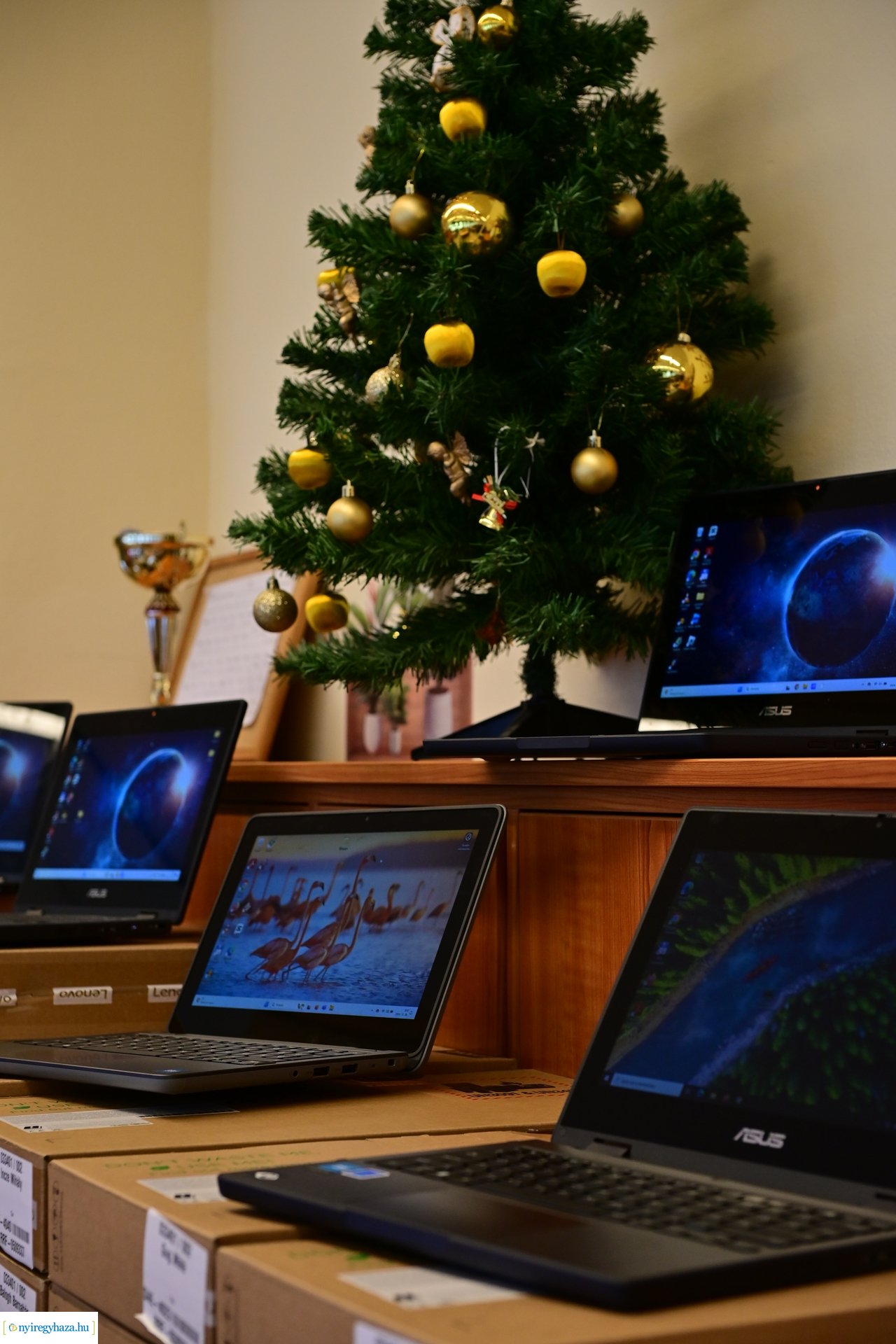 Laptop átadó a Kazinczy iskolában 2024