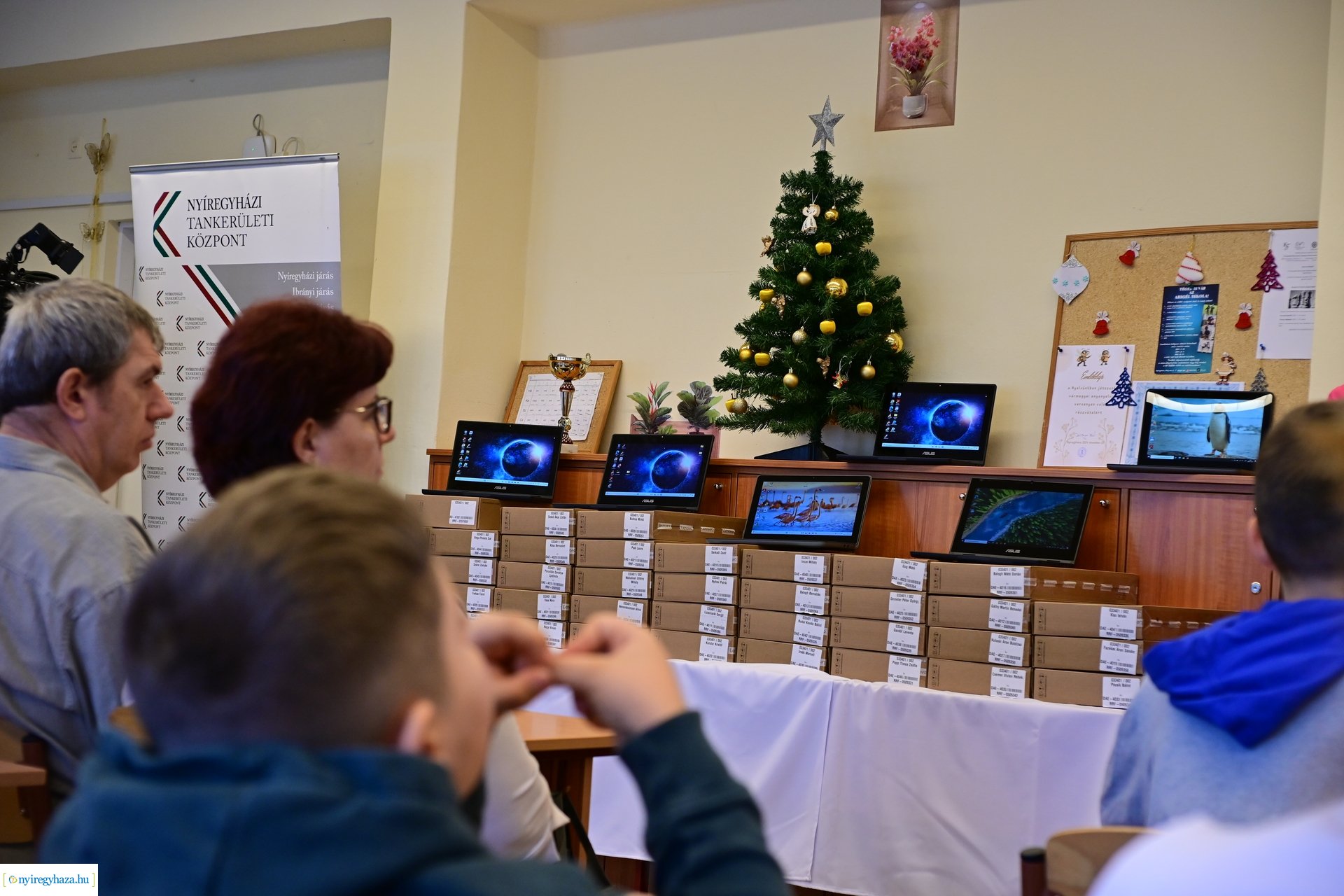 Laptop átadó a Kazinczy iskolában 2024