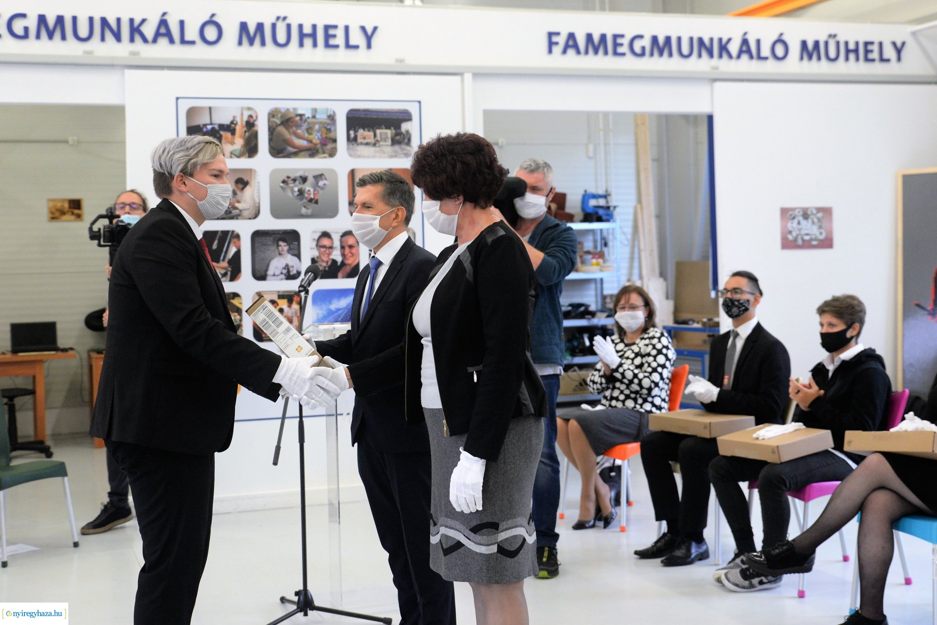 Laptopok átadása a Szakképzési Centrumban