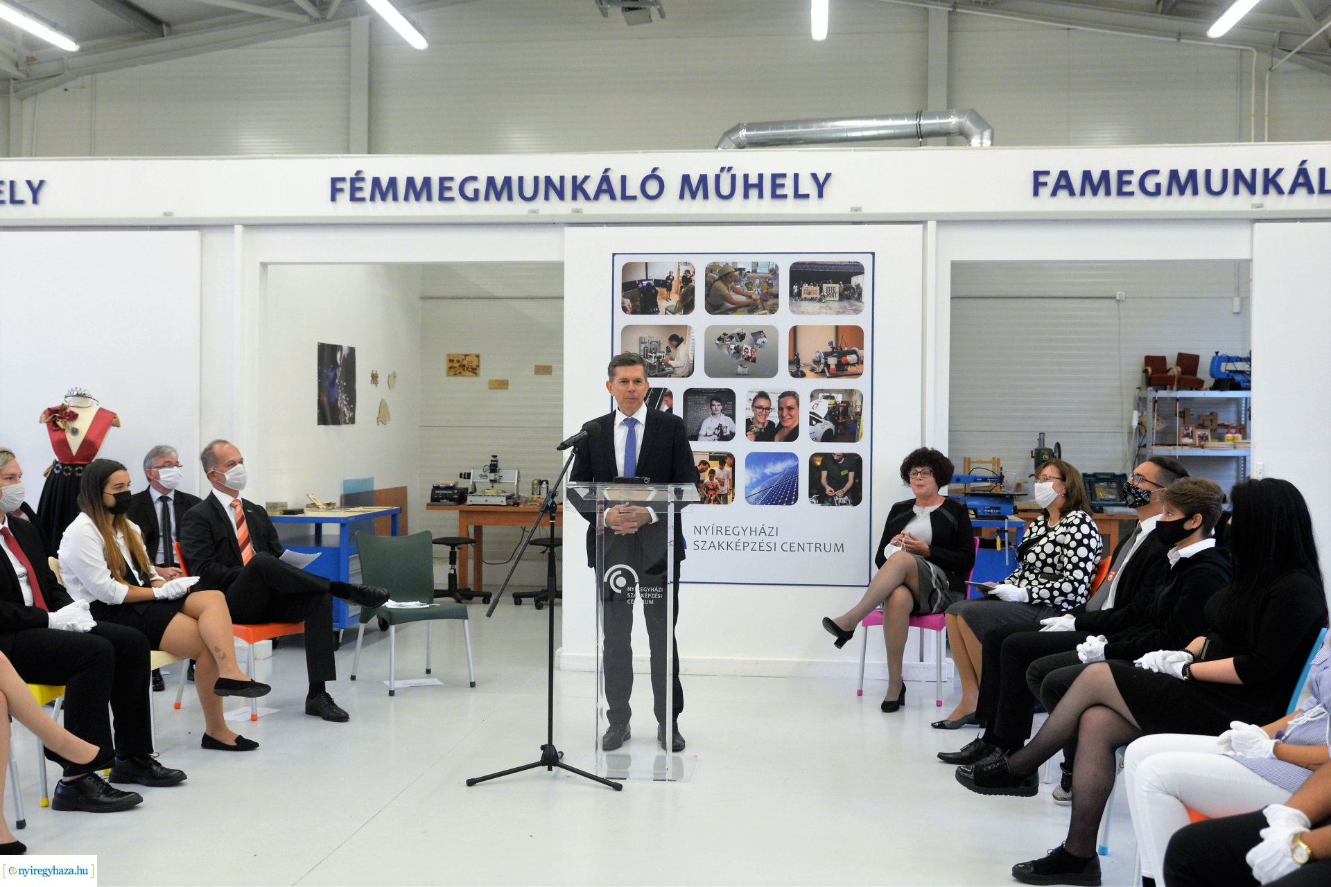 Laptopok átadása a Szakképzési Centrumban