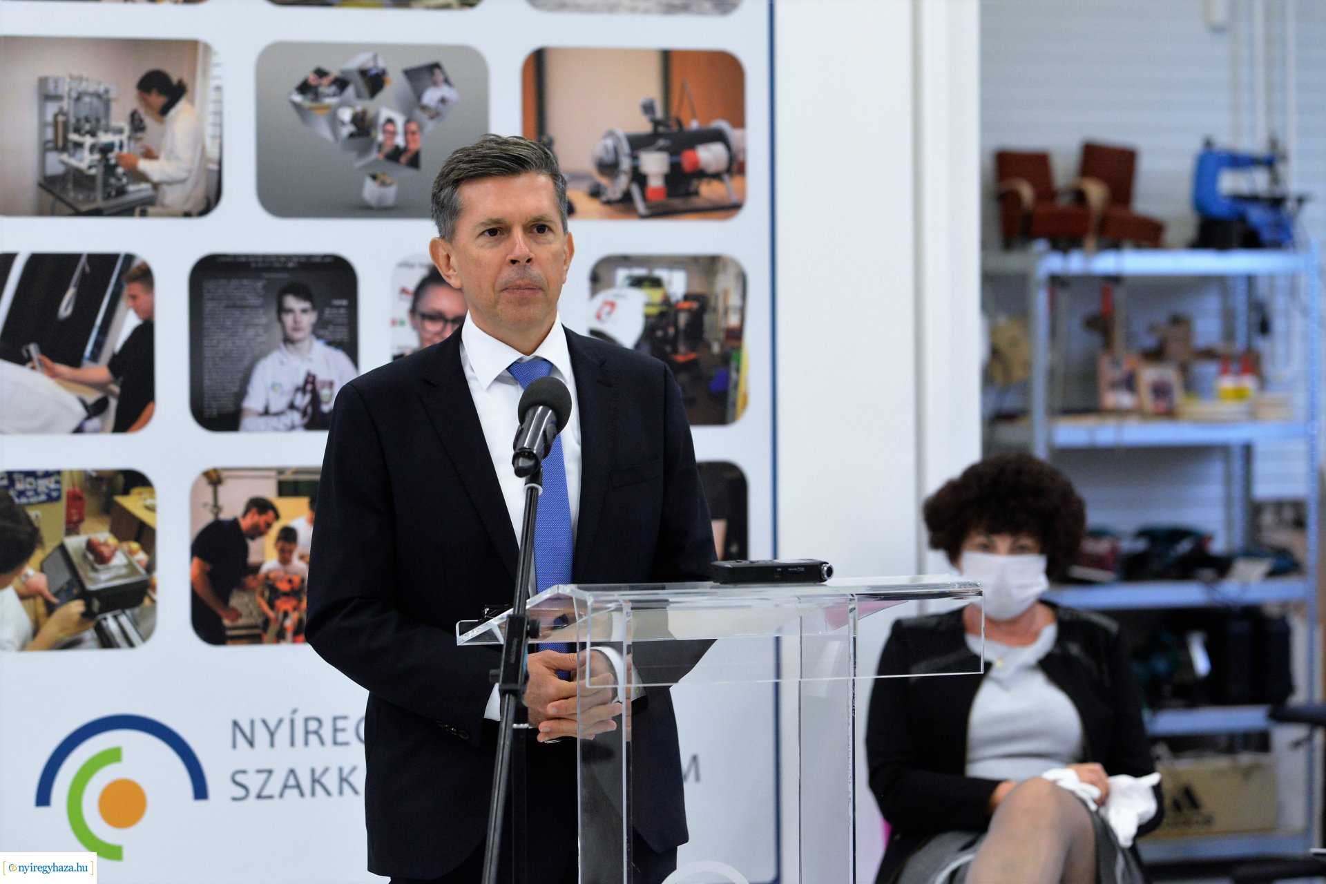 Laptopok átadása a Szakképzési Centrumban