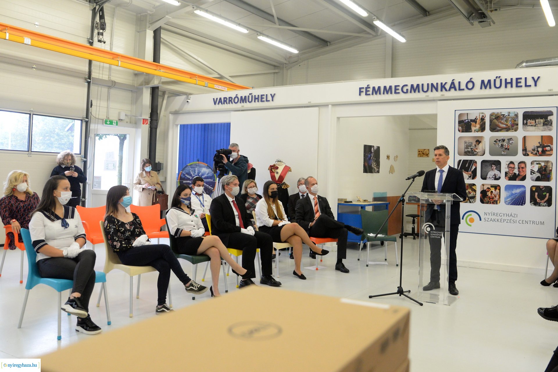 Laptopok átadása a Szakképzési Centrumban