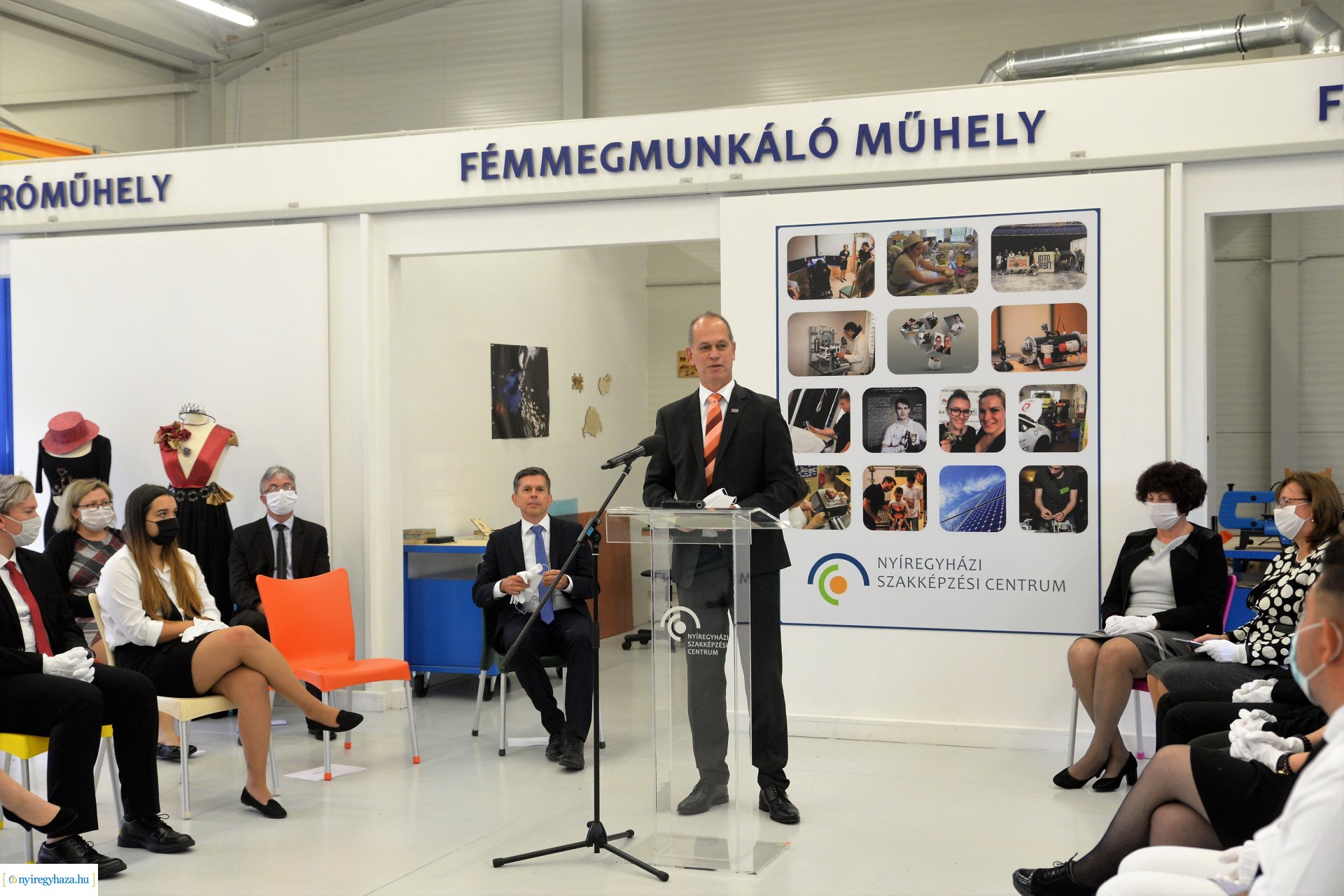 Laptopok átadása a Szakképzési Centrumban