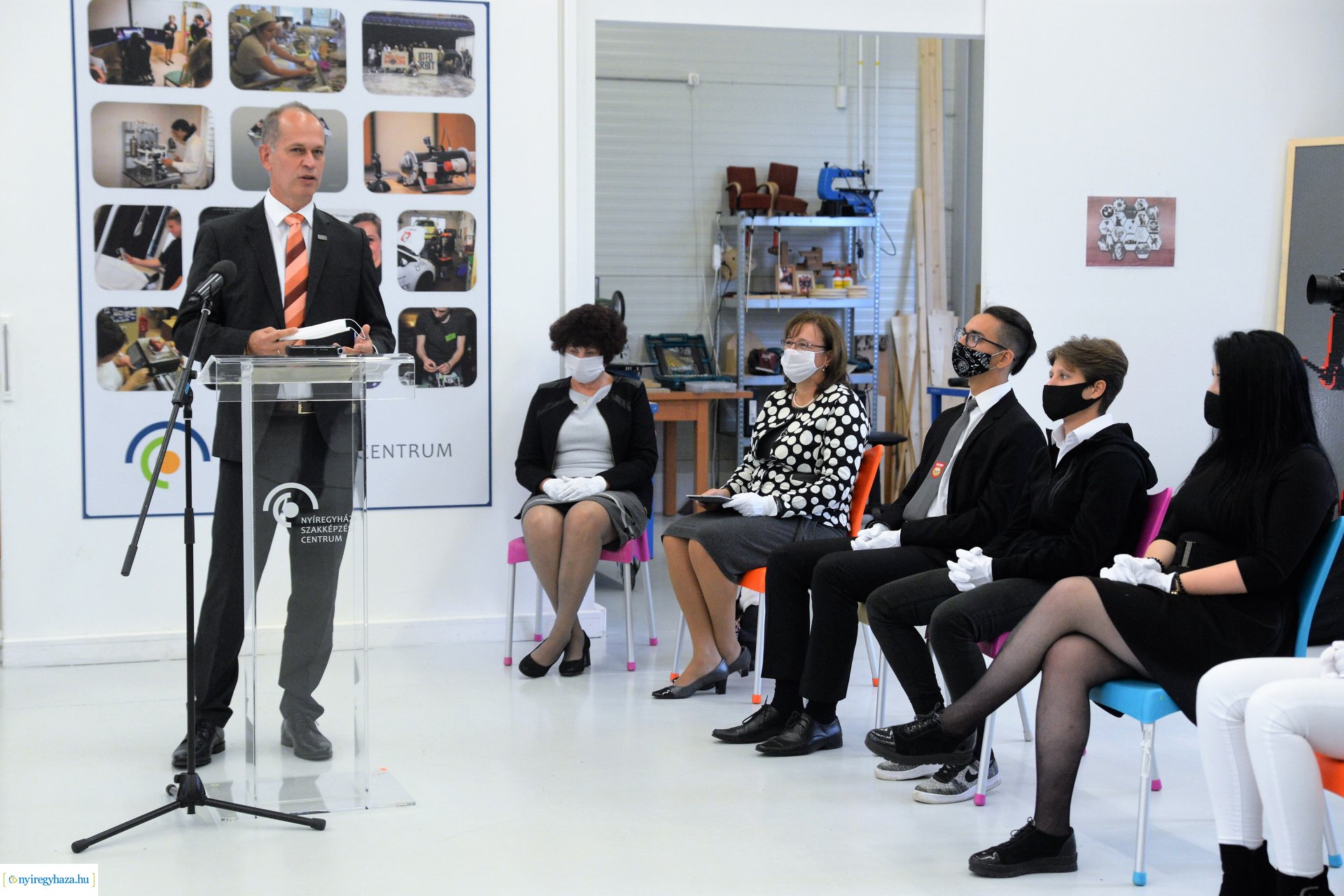 Laptopok átadása a Szakképzési Centrumban