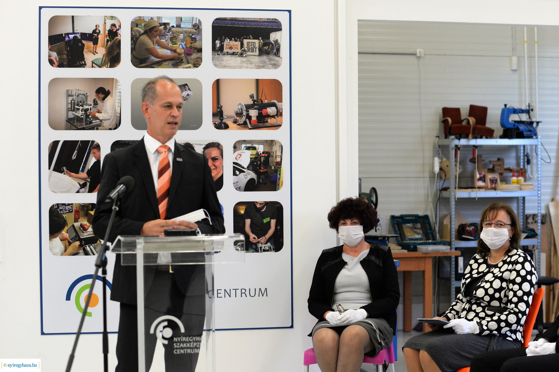 Laptopok átadása a Szakképzési Centrumban