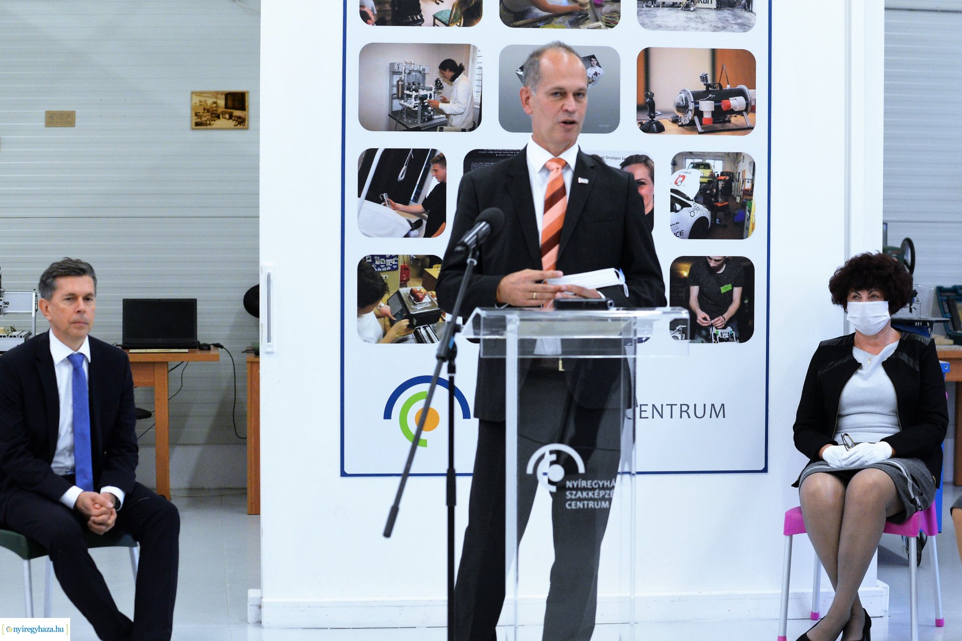 Laptopok átadása a Szakképzési Centrumban