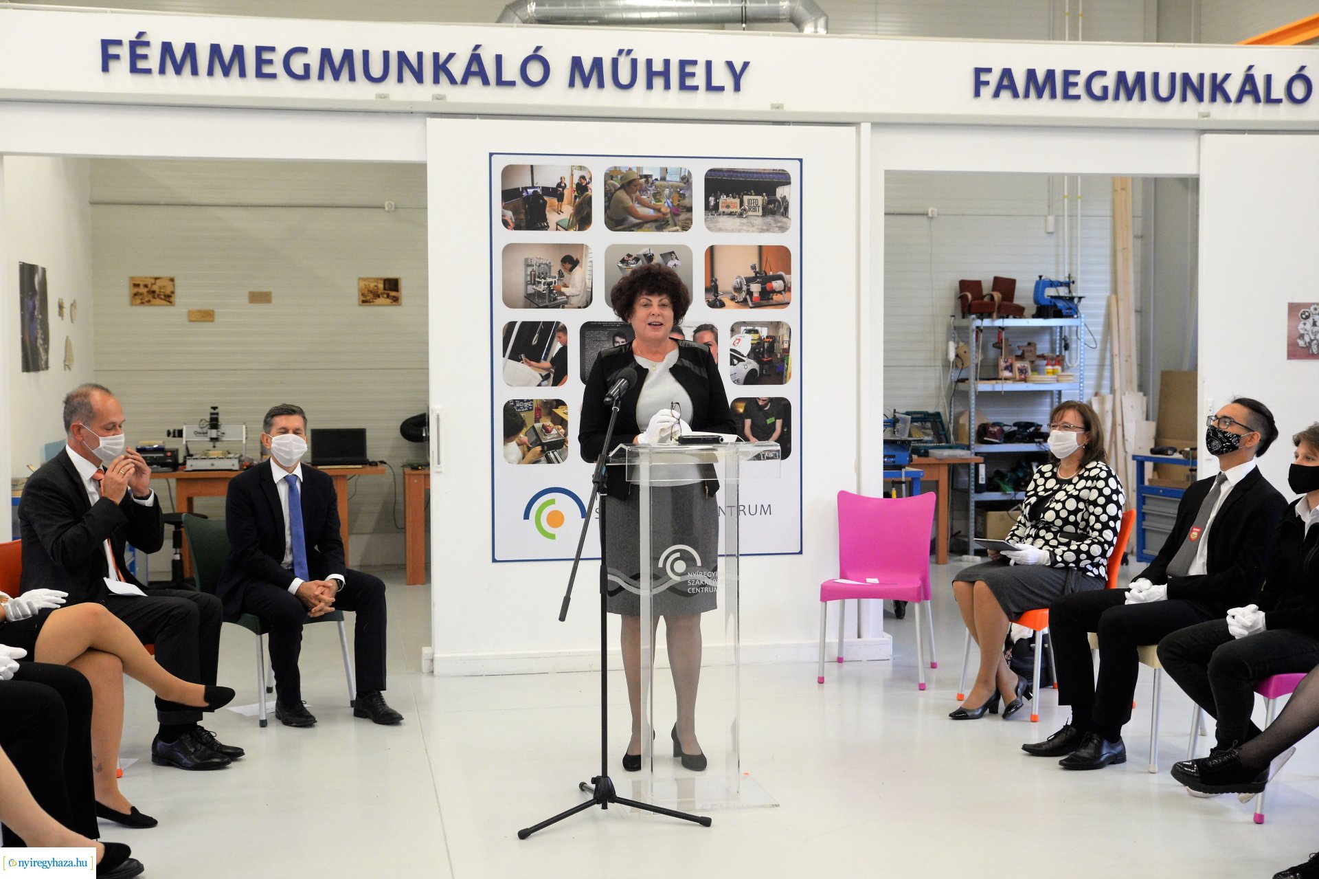 Laptopok átadása a Szakképzési Centrumban