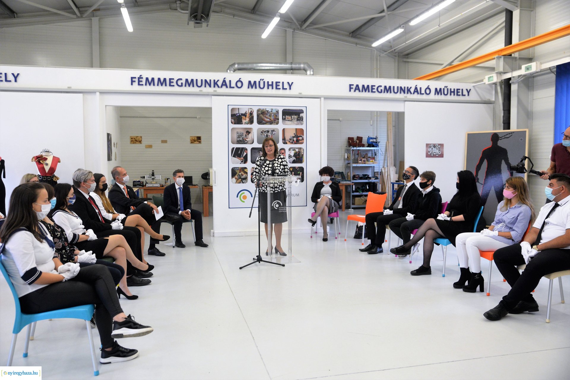 Laptopok átadása a Szakképzési Centrumban