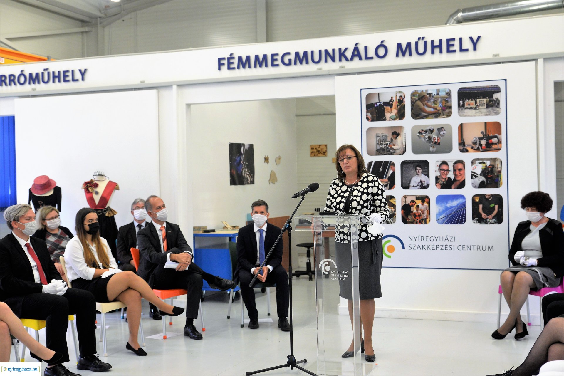 Laptopok átadása a Szakképzési Centrumban