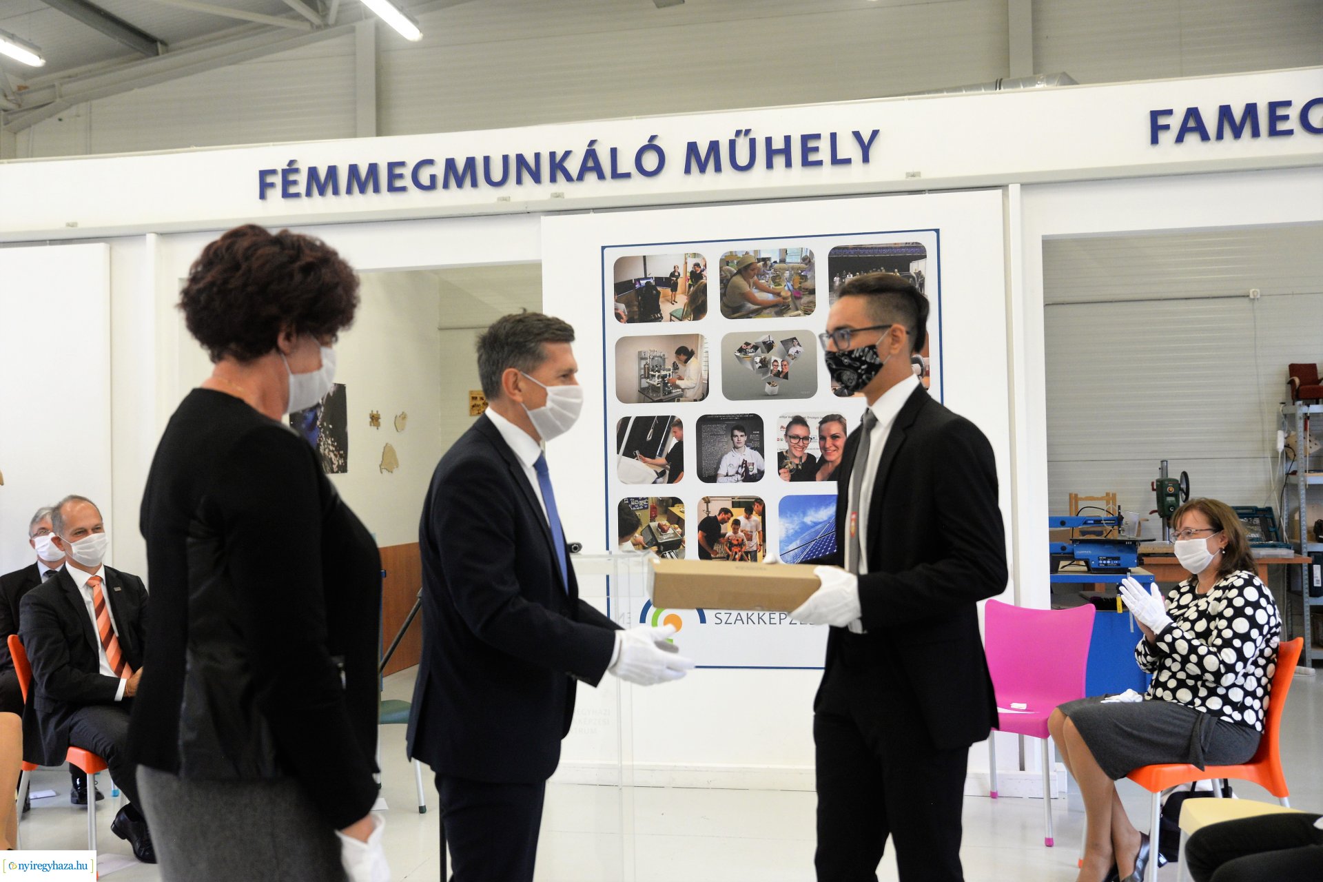 Laptopok átadása a Szakképzési Centrumban