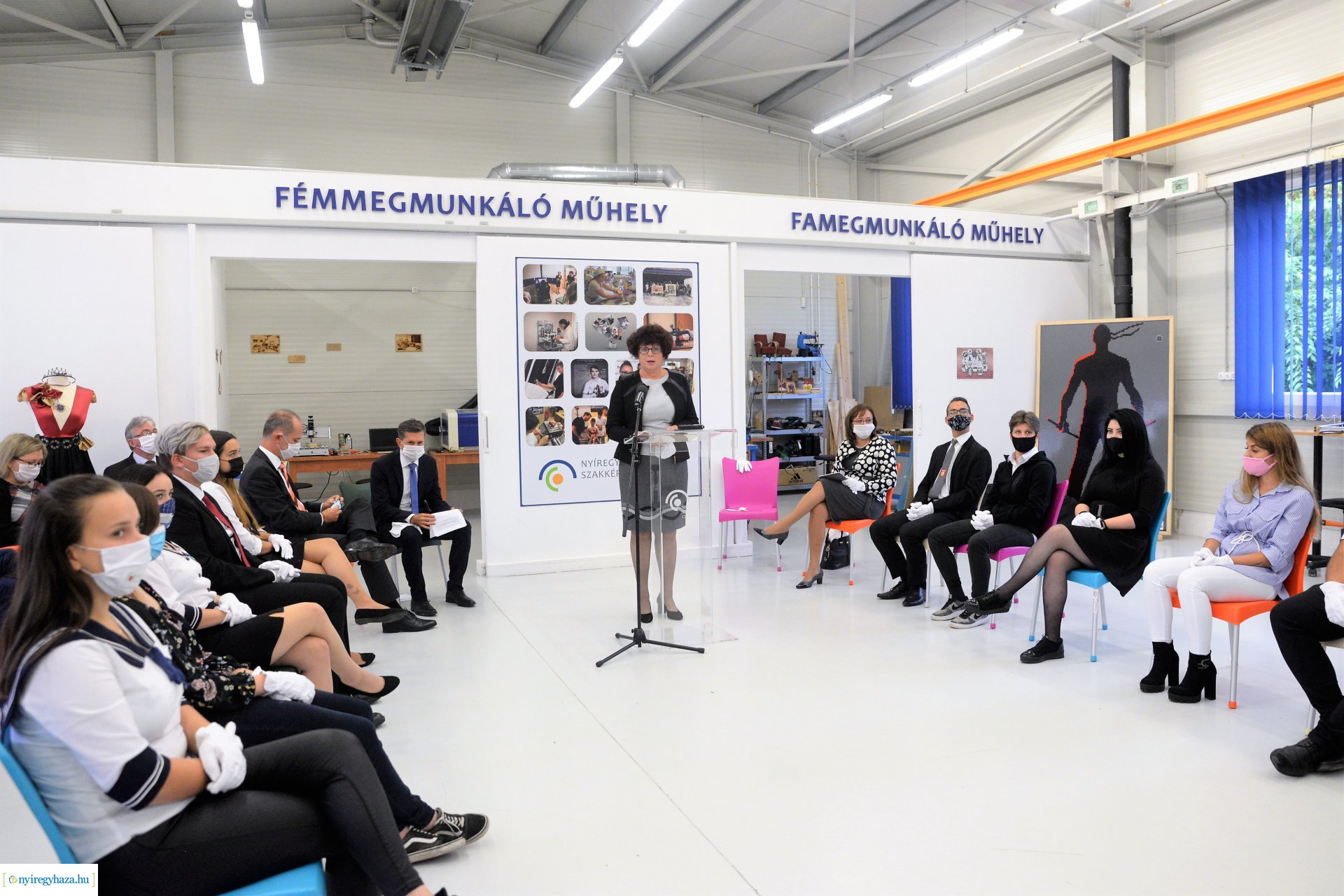 Laptopok átadása a Szakképzési Centrumban