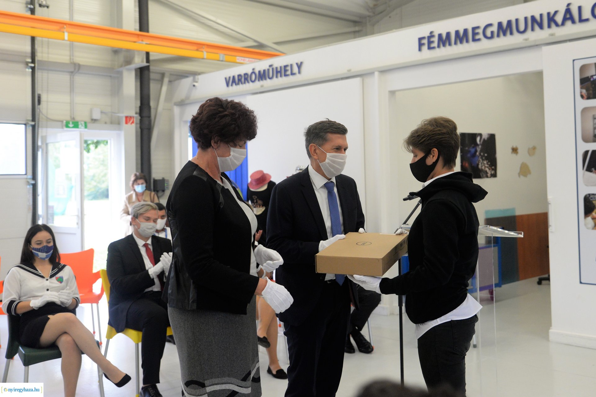 Laptopok átadása a Szakképzési Centrumban