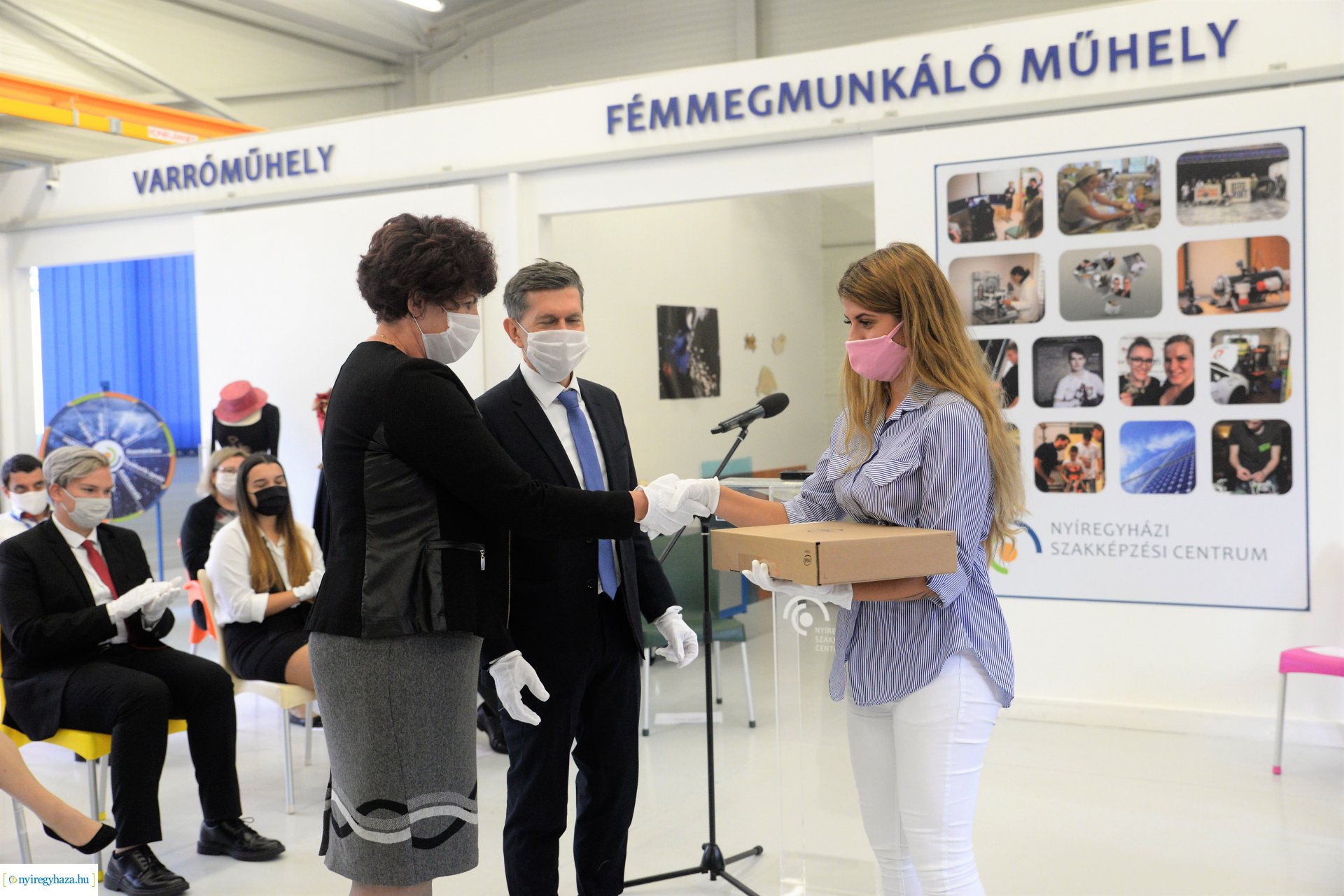 Laptopok átadása a Szakképzési Centrumban