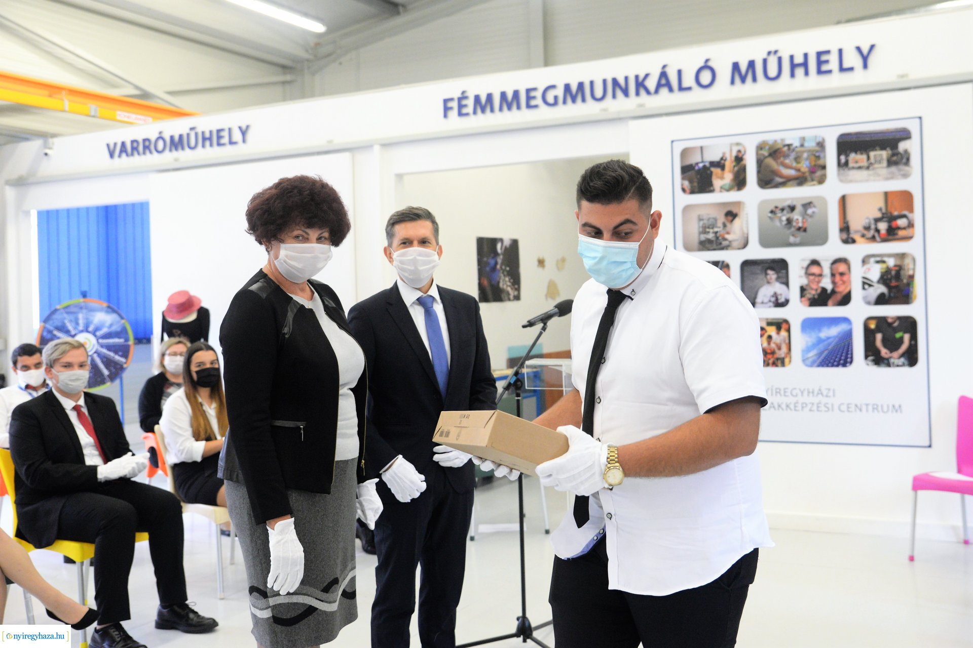 Laptopok átadása a Szakképzési Centrumban