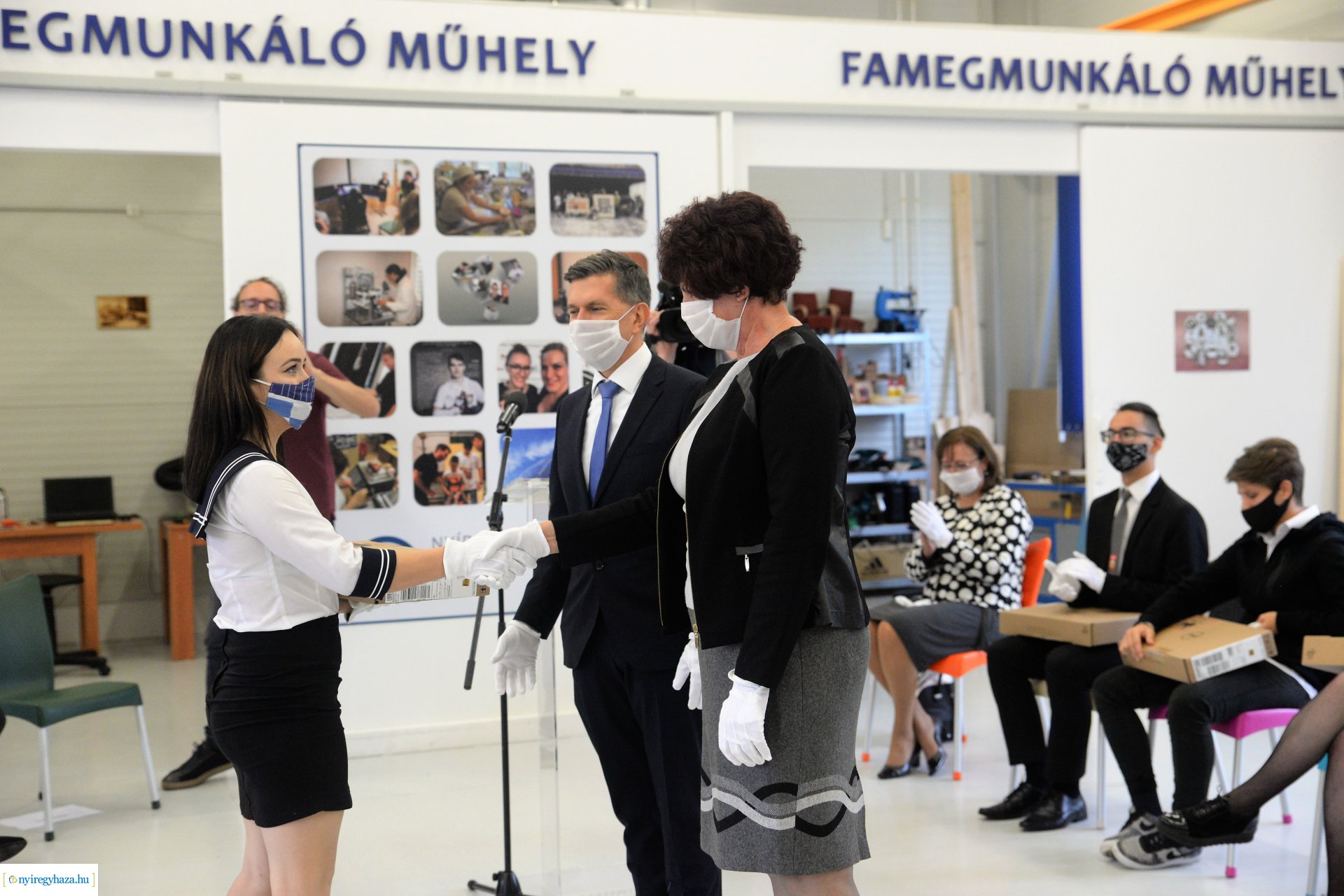 Laptopok átadása a Szakképzési Centrumban