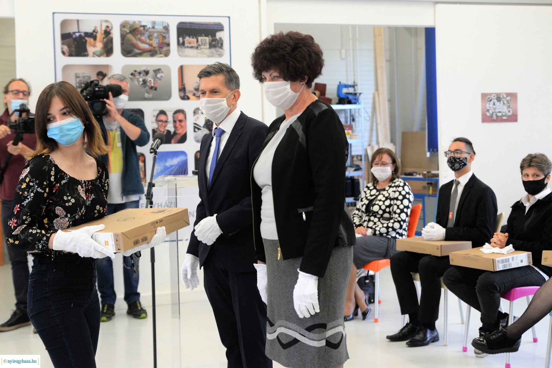 Laptopok átadása a Szakképzési Centrumban