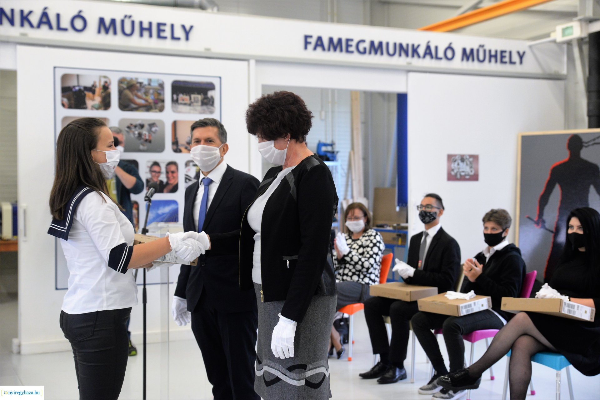 Laptopok átadása a Szakképzési Centrumban