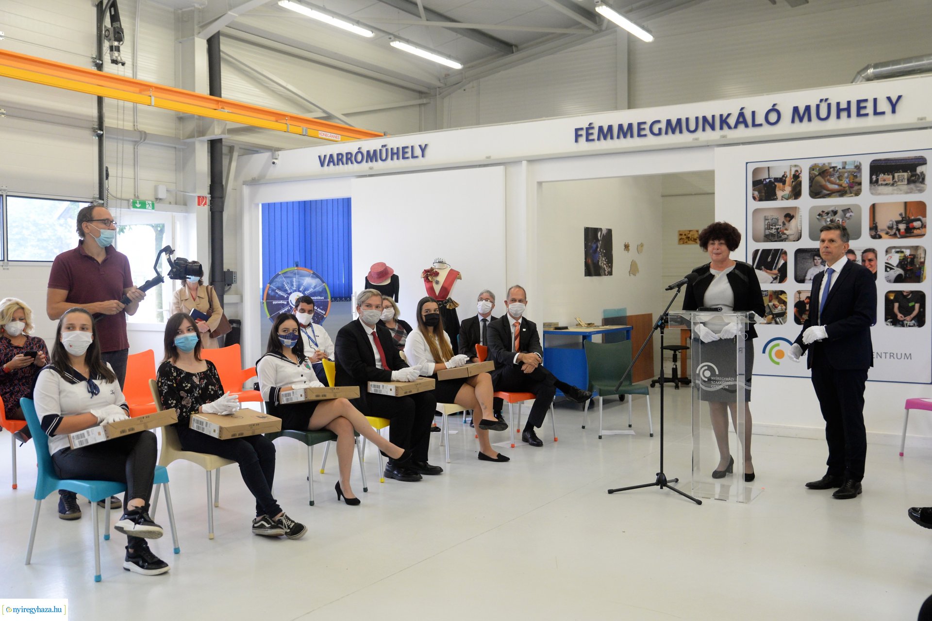 Laptopok átadása a Szakképzési Centrumban